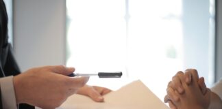 Jak pokonać stres podczas rozmowy kwalifikacyjnej? Skuteczne sposoby na radzenie sobie z nerwami.