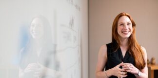 Jak używać języka ciała, aby zwiększyć swoją wiarygodność i zaangażować publiczność w swoją prezentację?