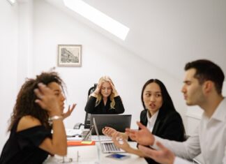 Jakie metody mediacji mogą pomóc w rozwiązywaniu konfliktów między pracownikami?